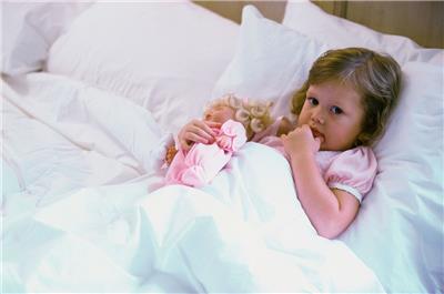 Cómo proteger y vigilar a tu bebé por la noche mientras descansa
